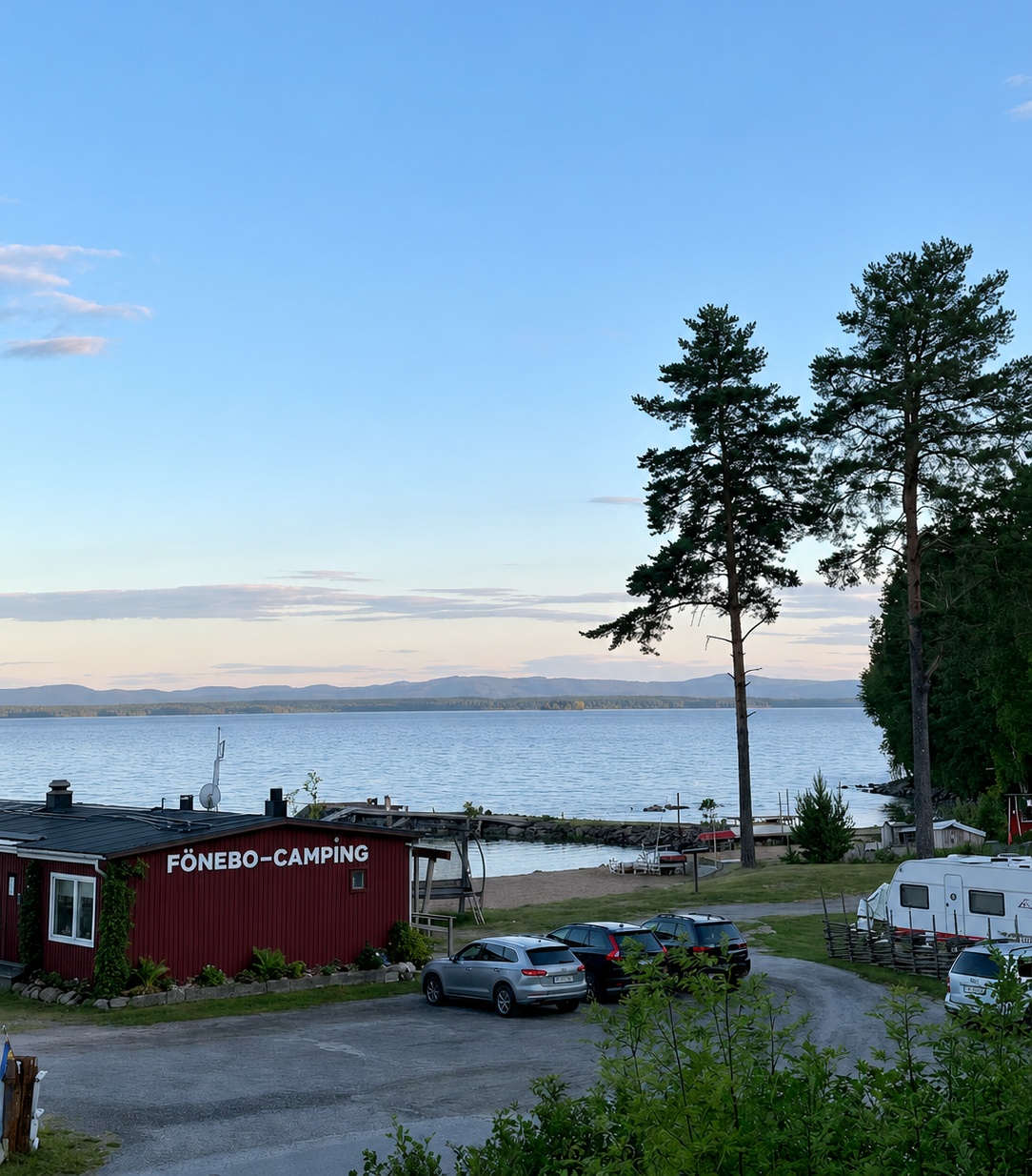Fönebo Camping vid sjön Norrdellen i kvällsljus